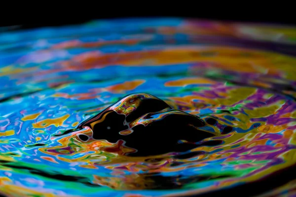 カラフルな創造的な水ドロップの作品 — ストック写真