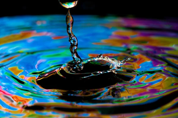 Coloridas y creativas creaciones de gota de agua — Foto de Stock