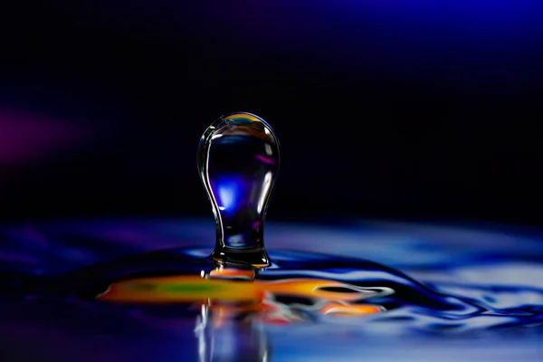Kleurrijke water drop sculpturen — Stockfoto