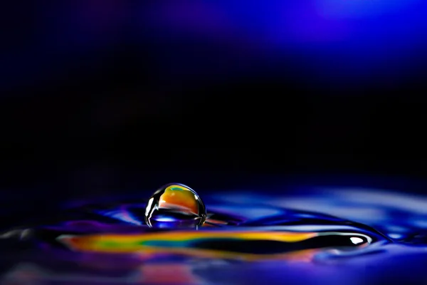 Creazioni di gocce d'acqua colorate e creative — Foto Stock