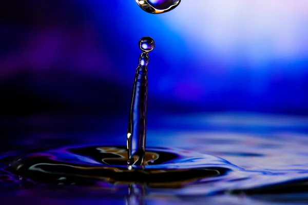 Färgglada och kreativa vatten droppe skapelser — Stockfoto
