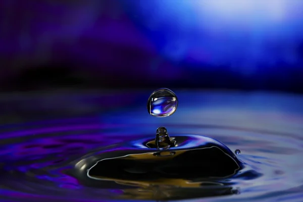 Färgglada och kreativa vatten droppe skapelser — Stockfoto