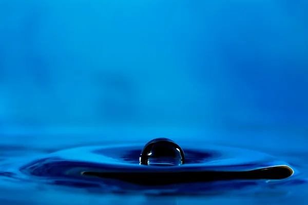 Kleurrijke en creatieve water drop creaties — Stockfoto
