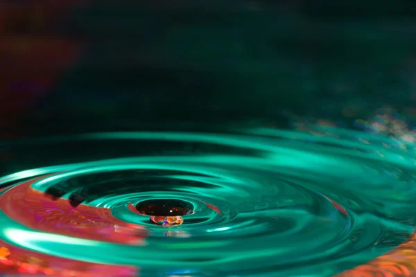 Water Drop Forms Ripples — Stock Photo, Image