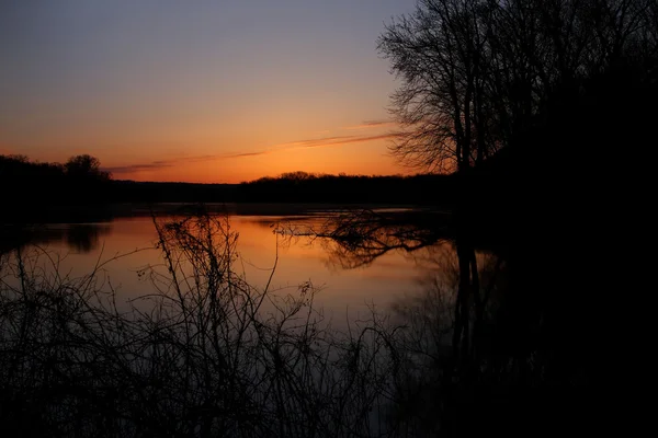 Схід сонця на річці — стокове фото