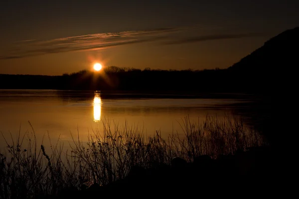 Восход солнца в красном крыле — стоковое фото