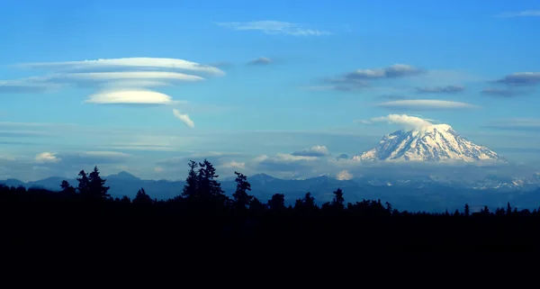透镜状云下风处形成的雷尼尔山 — 图库照片