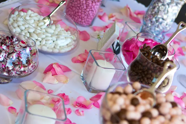 Весільний прийом цукерки стіл . — стокове фото