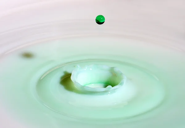 Green Drop of Water and Splash — Stock Photo, Image
