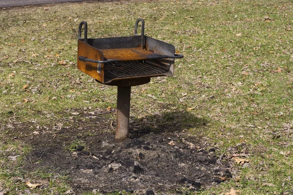 Barbecue grill in een park — Stockfoto