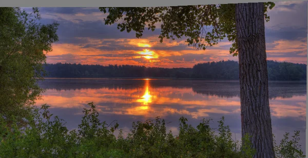 Panorama d'un lever de soleil sur un lac — Photo