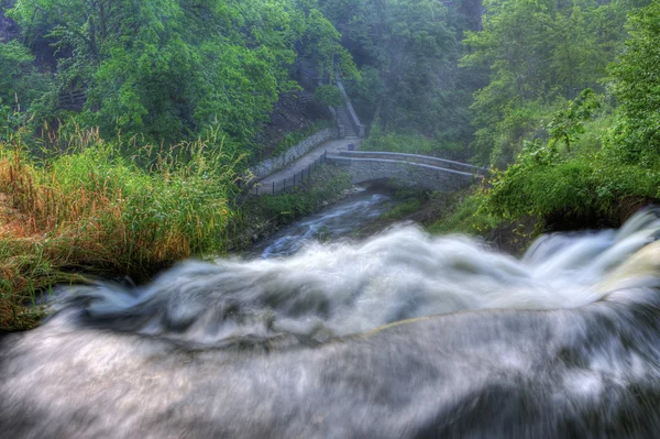Hdr でカラフルな風光明媚な滝 — ストック写真