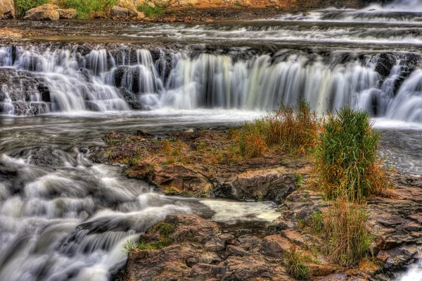 Färgglada natursköna vattenfall i hdr — Stockfoto