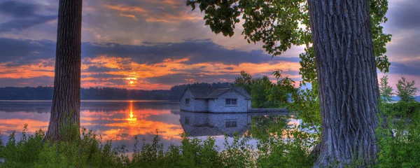 Panorama di un'alba su un lago — Foto Stock