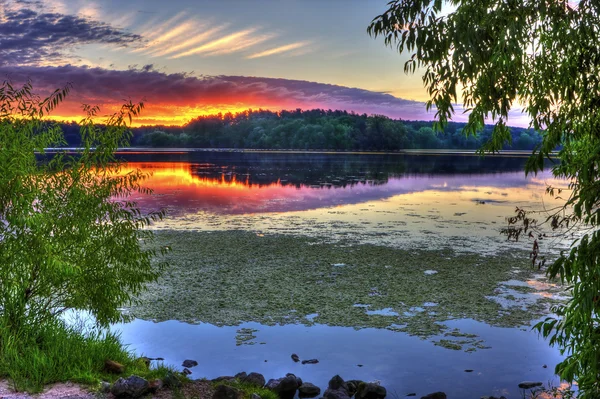 Soluppgång på sjön — Stockfoto