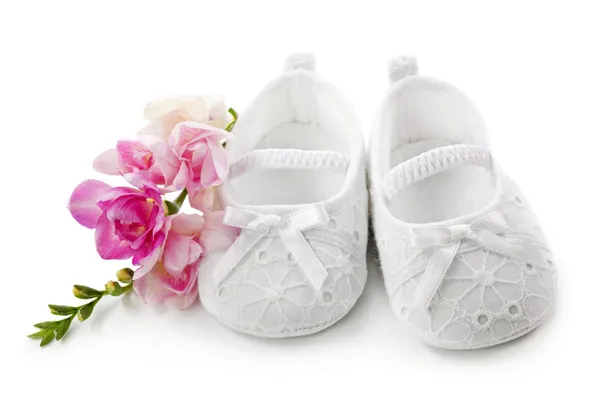 Baby girl shoes with pink flowers — Stock Photo, Image