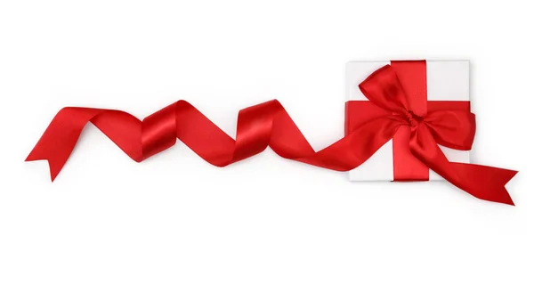 Caixa de presente branco com fita de cetim vermelho — Fotografia de Stock