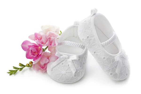 Babyschuhe mit rosa Blumen — Stockfoto