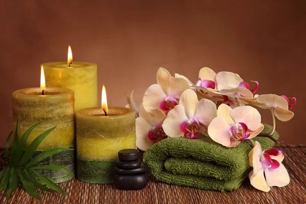 Wellness-Produkte mit grünen Kerzen — Stockfoto
