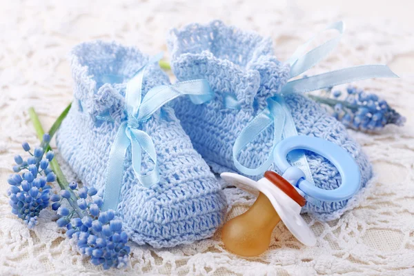 Ručně vyráběné modré dětské botičky — Stock fotografie