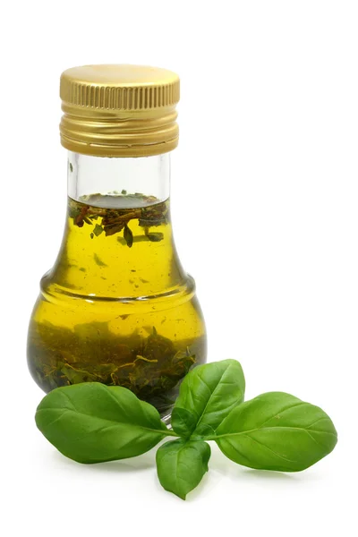 Olio di oliva con basilico in bottiglia e basilico fresco — Foto Stock