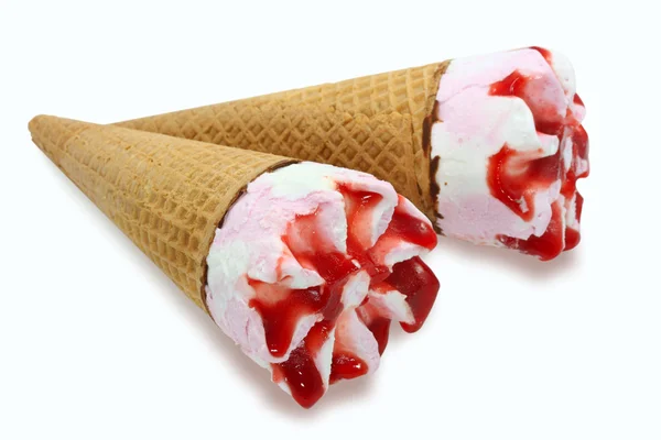 草莓冰淇淋蛋筒 — 图库照片