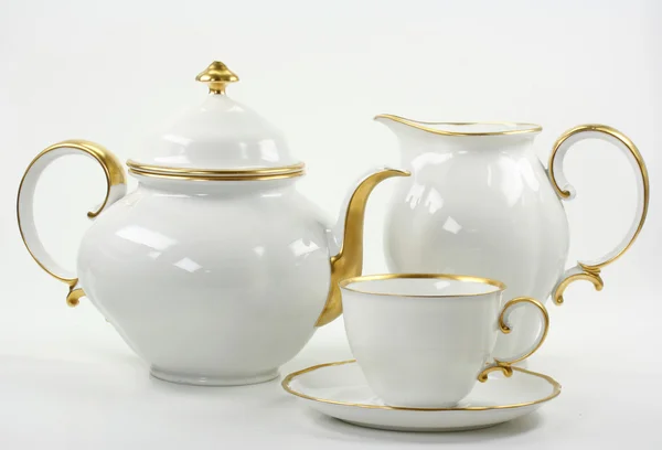 Услуги белого чая на белом — стоковое фото