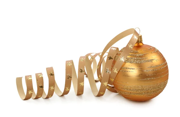 Золотой рождественский бал с кудрявой лентой — стоковое фото