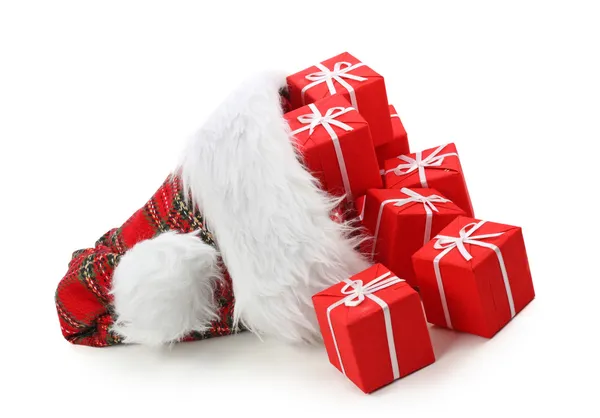 Chapéu Papai Noel com presentes de Natal — Fotografia de Stock