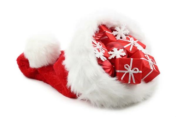 Santa claus klobouk s vánoční dárky — Stock fotografie