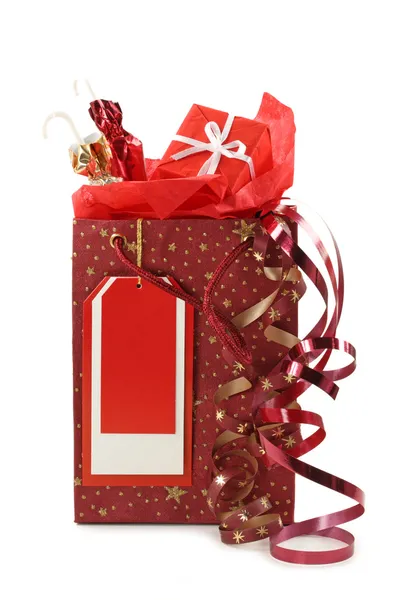 Rote Einkaufstasche mit lockigen Bändern isoliert auf weißem Hintergrund — Stockfoto