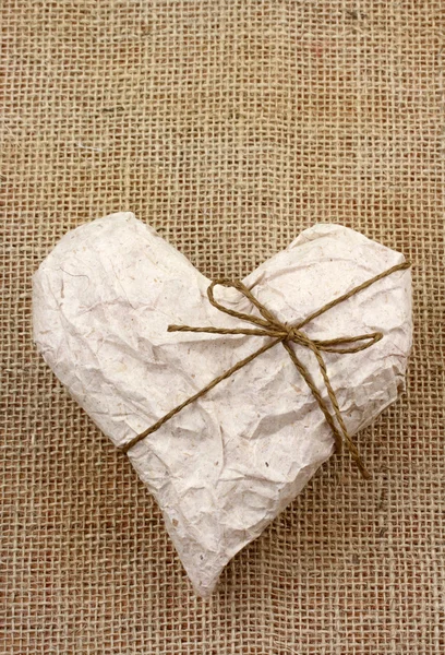 Inima în hârtie de ambalaj — Fotografie, imagine de stoc