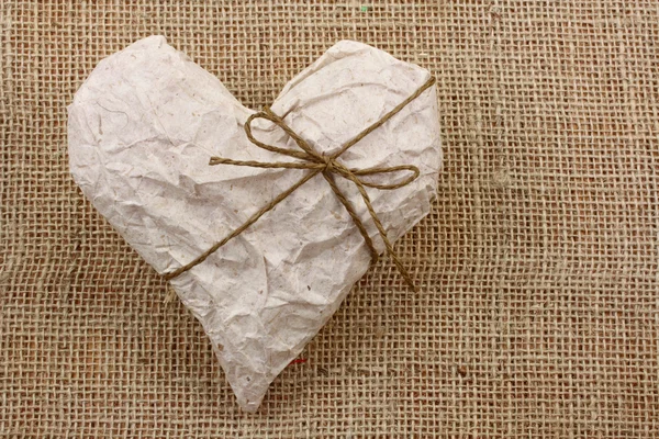 Kağıt ambalaj içinde kalp — Stok fotoğraf