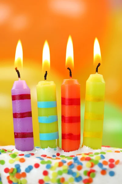 Dwie świeczki na urodzinowym torcie — Zdjęcie stockowe