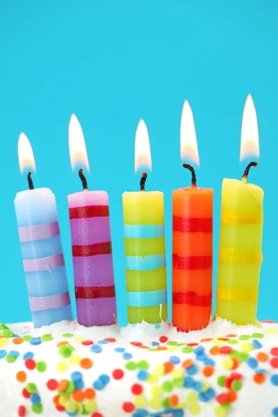 Cinco velas de aniversário no fundo azul — Fotografia de Stock