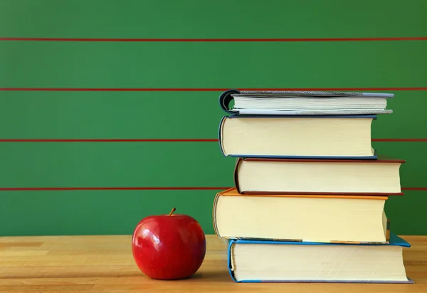 Stack of book and red apple — Stockfoto
