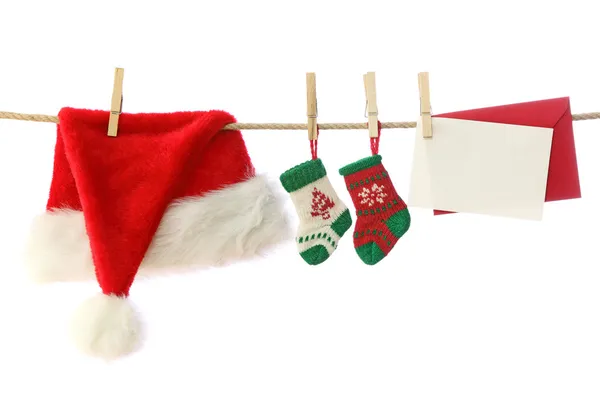 Chapéu de Papai Noel, meias de Natal e nota em branco — Fotografia de Stock