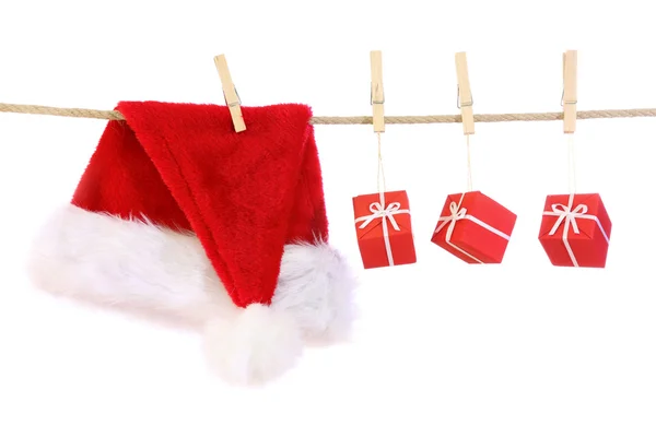 Santa claus kapelusz i prezenty — Zdjęcie stockowe