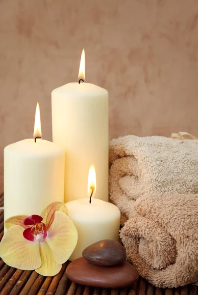 Wellness mit weißen Kerzen — Stockfoto