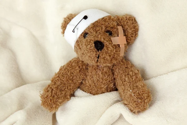 Медведь Тедди болен — стоковое фото