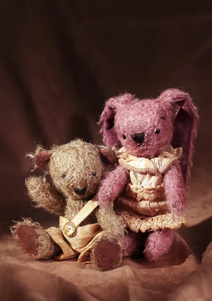 Brinquedo de lebre e ursinho — Fotografia de Stock