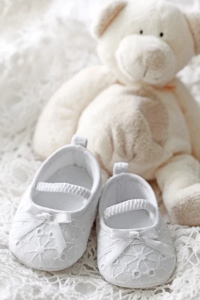 Baby girl shoes and teddy bear — Stock Photo, Image