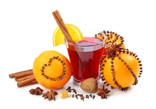Зимний напиток с апельсинами и гвоздикой — стоковое фото