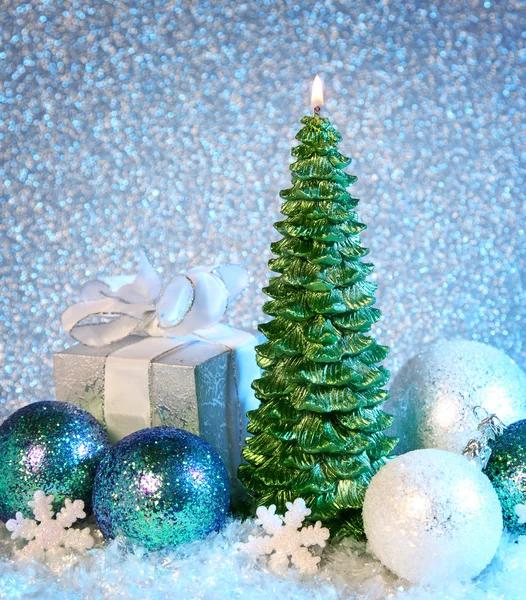 Рождественские украшения и свечи — стоковое фото
