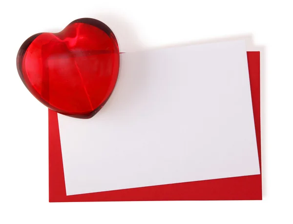 Rode papieren envelop met witte kaart en hart — Stockfoto