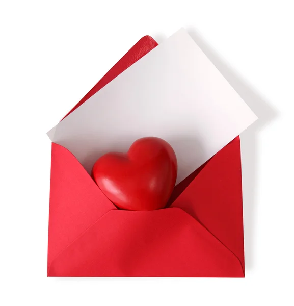 Envelope de papel vermelho com cartão branco e coração — Fotografia de Stock