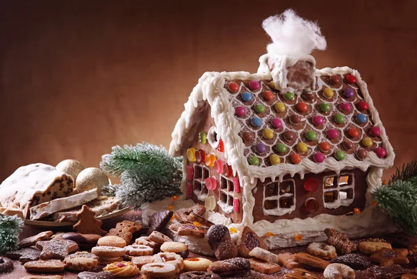 Homemade gingerbread house — Stock Photo, Image