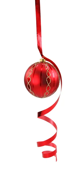 Rote Weihnachtskugel mit Lockenband — Stockfoto