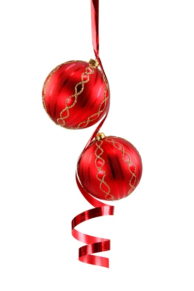 Κόκκινη Χριστουγεννιάτικη μπάλα με σγουρά κορδέλα — Φωτογραφία Αρχείου