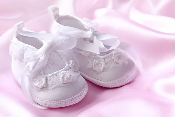 Branco baby booties — Fotografia de Stock